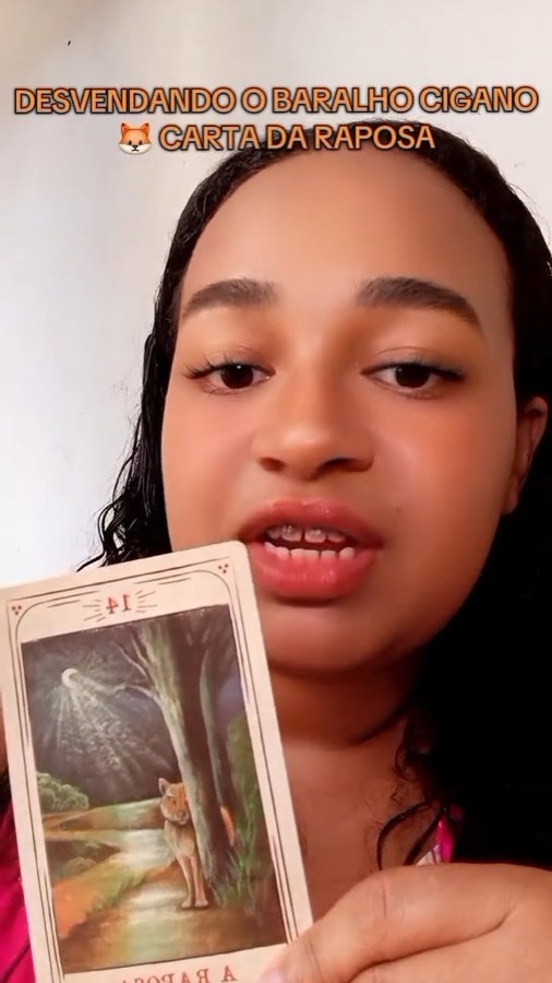 Mica segurando a carta da Raposa